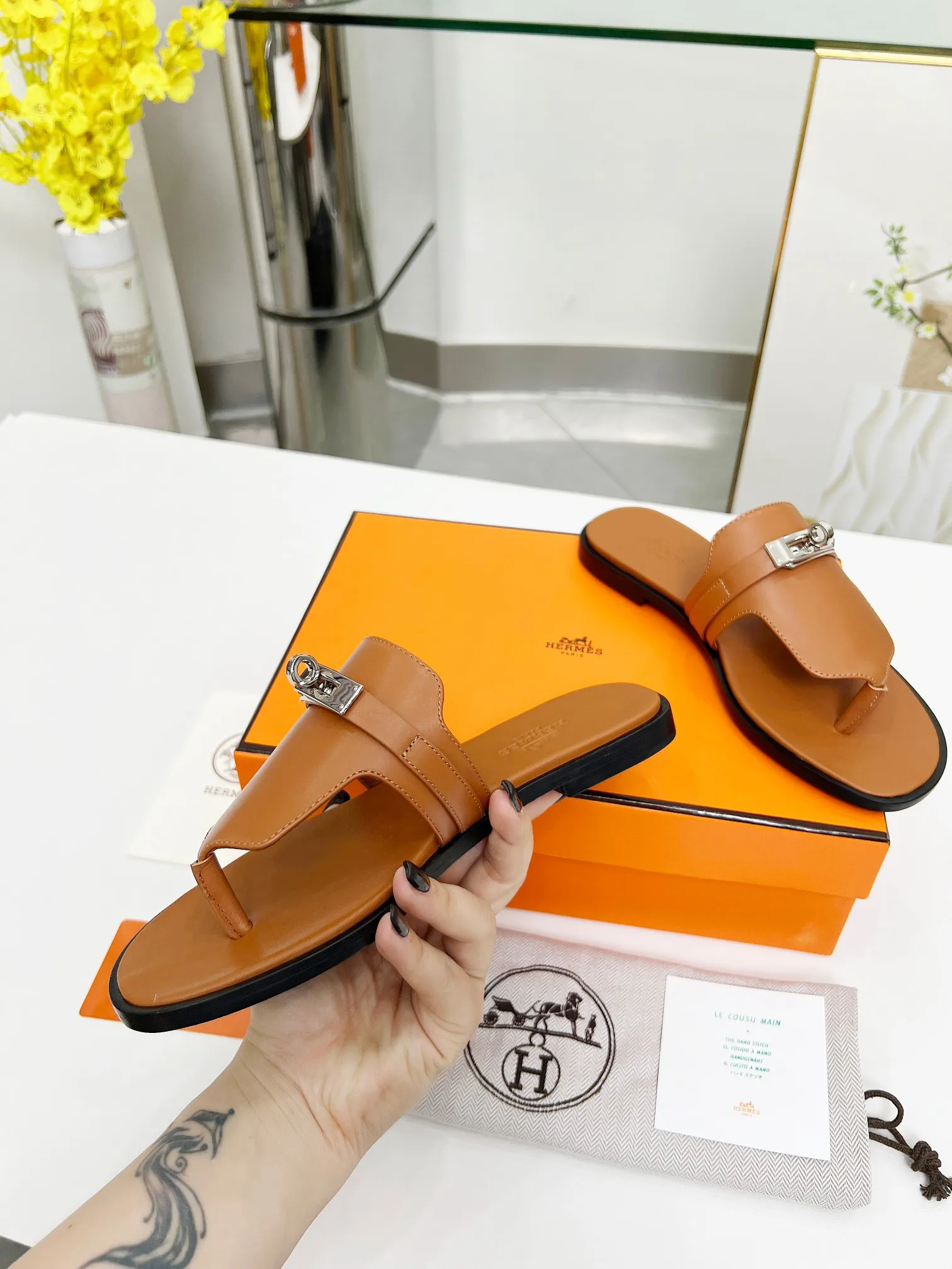👟👟Ex-factory price 480👟👟 Women's shoes, women's clothing (top version) 👫Hermes Hermes ❗️❗️Original purchase and development⚠️ A must-have artifact for daily home, travel and vacation🉑. High-end quality Code number: 35-40 (41/42 can be customized)